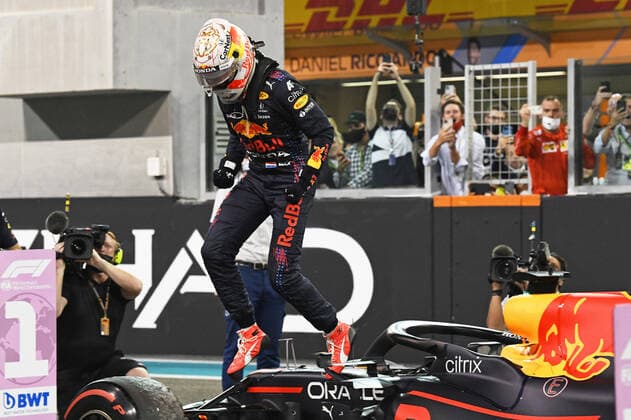 12.12.2021, xekx, Formel 1 FIA, Großer Preis von Abu Dhabi 2021 emspor, Sieger des Rennens und Weltmeister 2021 Max Verstappen (Red Bull Racing, 33) (DFL DFB REGULATIONS PROHIBIT ANY USE OF PHOTOGRAPHS as IMAGE SEQUENCES and or QUASI-VIDEO) Abu Dhabi