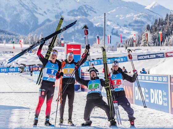 Bilder des Jahres 2021, Sport 12 Dezember Sport Themen der Woche KW49 Sport Bilder des Tages 12.12.2021, Biathlonarena, Hochfilzen, AUT, IBU Weltcup Biathlon, Staffel, Herren, Siegerehrung, im Bild v.l. Vetle Sjaastad Christiansen (NOR), Johannes Thingnes Boe (NOR), Tarjei Boe (NOR), Sturla Holm Laegreid (NOR) f.l. Sturla Holm Laegreid Johannes Thingnes Boe Tarjei Boe and Sturla Holm Laegreid of Norway during the winner ceremony for the men relay competition of BMW IBU Biathlon World Cup at the Biathlonarena in Hochfilzen, Austria on 2021 12 12. **** OUT of AUT - Keine Weitergabe an Drittanbieter **** Hochfilzen *** 12 12 2021, Biathlon Arena, Hochfilzen, AUT, IBU World Cup Biathlon, Relay, Men, Award Ceremony, in picture from l Vetle Sjaastad Christiansen NOR , Johannes Thingnes Boe NOR , Tarjei Boe NOR , Sturla Holm Laegreid NOR f l Sturla Holm Laegreid Johannes Thingnes Boe Tarjei Boe and Sturla Holm Laegreid of Norway during the winner ceremony for the men relay competition of BMW IBU Biathlon World Cup at the Biathlon Arena in Hochfilzen, Austria on 2021 12 12 OUT of AUT No disclosure to third parties Hochfilzen  EP_ade 