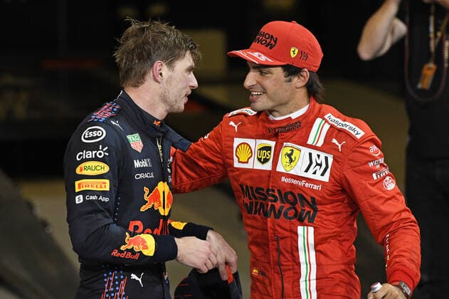 12.12.2021, xekx, Formel 1 FIA, Großer Preis von Abu Dhabi 2021 emspor, Sieger des Rennens und Weltmeister 2021 Max Verstappen (Red Bull Racing, 33), Carlos Sainz (Ferrari, 55) gratuliert (DFL DFB REGULATIONS PROHIBIT ANY USE OF PHOTOGRAPHS as IMAGE SEQUENCES and or QUASI-VIDEO) Abu Dhabi