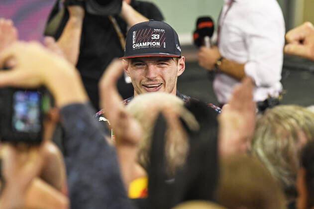 12.12.2021, xekx, Formel 1 FIA, Großer Preis von Abu Dhabi 2021 emspor, Max Verstappen (Red Bull Racing, 33) Weltmeister und Sieger des Rennens (DFL DFB REGULATIONS PROHIBIT ANY USE OF PHOTOGRAPHS as IMAGE SEQUENCES and or QUASI-VIDEO) Abu Dhabi