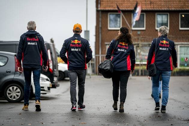 MONTFORT - Fans of Max Verstappen arrive at cafe Dancing Housmans in Montfort. In the cafe of the late Robert Kumpen, Max s grandfather, fans watch the Abu Dhabi F1 Grand Prix where the driver can become the first F1 Champion of the Netherlands. ANP Dutch Height Rob Engelaar xVIxANPxSportx xRobxEngelaarxIVx