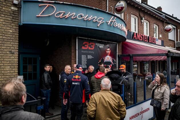 MONTFORT - Fans of Max Verstappen arrive at the Dancing Housmans cafe in Montfort. In the cafe of the late Robert Kumpen, Max s grandfather, fans watch the Abu Dhabi F1 Grand Prix where the driver can become the first F1 Champion of the Netherlands. ANP Dutch Height Rob Engelaar xVIxANPxSportx xRobxEngelaarxIVx