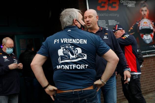 MONTFORT - Max Verstappen fans gather at a cafe to watch this season s decisive race. Verstappen and Hamilton compete in Abu Dhabi for the world title in Formula 1. Jos Verstappen, father of, is originally from the Limburg village. ANP BAS CZERWINSKIA xVIxANPxSportx xxANPxIVx