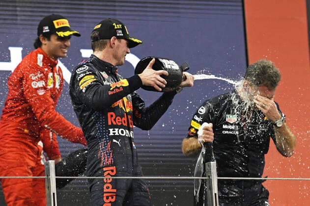 12.12.2021, xekx, Formel 1 FIA, Großer Preis von Abu Dhabi 2021 emspor, Rosenwasserdusche: Max Verstappen (Red Bull Racing, 33) Weltmeister und Sieger des Rennens, Christian Horner (Teamchef Red Bull Racing) (DFL DFB REGULATIONS PROHIBIT ANY USE OF PHOTOGRAPHS as IMAGE SEQUENCES and or QUASI-VIDEO) Abu Dhabi