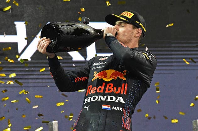 12.12.2021, xekx, Formel 1 FIA, Großer Preis von Abu Dhabi 2021 emspor, Max Verstappen (Red Bull Racing, 33) Weltmeister und Sieger des Rennens (DFL DFB REGULATIONS PROHIBIT ANY USE OF PHOTOGRAPHS as IMAGE SEQUENCES and or QUASI-VIDEO) Abu Dhabi