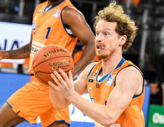 GER, BBL, ratiopharm ulm vs Hamburg Towers 12.12.2021, ratiopharm arena, Neu-Ulm, GER, BBL, ratiopharm ulm vs Hamburg Towers, im Bild Per Günther Guenther (Ulm, 6) mit leitet einen Konter ein