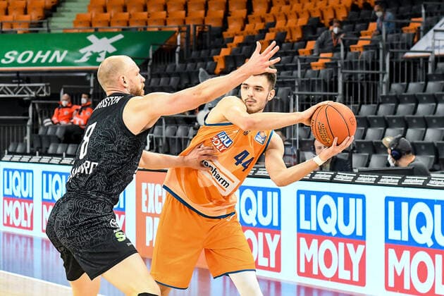 GER, BBL, ratiopharm ulm vs Hamburg Towers 12.12.2021, ratiopharm arena, Neu-Ulm, GER, BBL, ratiopharm ulm vs Hamburg Towers, im Bild Robin Christen (Hamburg, 8), Fedor Zugic (Ulm, 44)