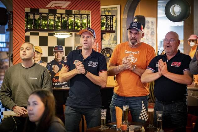 ZANDVOORT - Max Verstappen fans are euphoric after Verstappen won the decisive race in Abu Dhabi and thus became world champion in Formula 1 for the first time. Verstappen was too fast for his rival Lewis Hamilton on the Yas Marina Circuit. ANP RAMON VAN FLYMEN xVIxANPxSportx xxANPxIVx