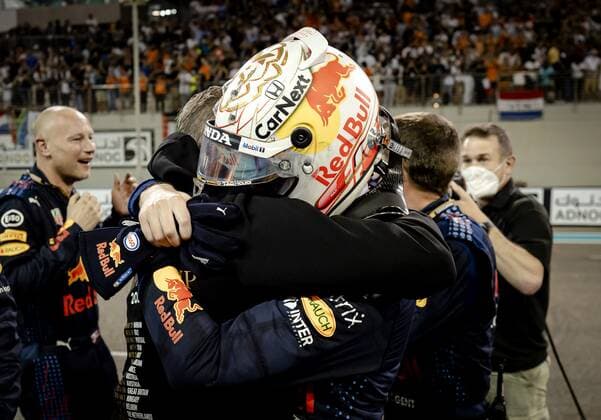 ABU DHABI - Max Verstappen of Red Bull Racing with his father Jos Verstappen after winning the Formula 1 World Championship, WM, Weltmeisterschaft after the Abu Dhabi Grand Prix at Yas Marina Circuit on December 12, 2021 in Abu Dhabi, United Arab Emirates. REMKO DE WAAL F1 Grand Prix 2021 xVIxANPxSportx xxANPxIVx