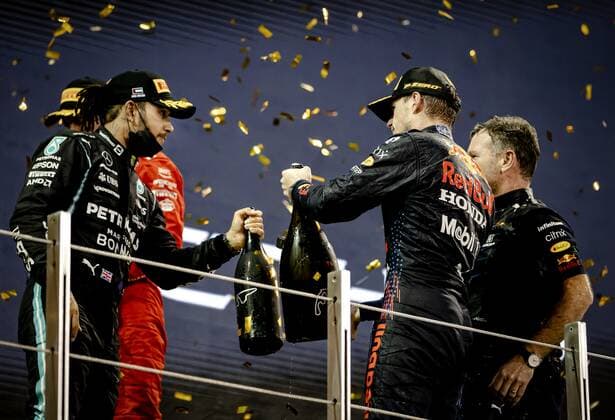 Sport Bilder des Tages ABU DHABI - Mercedes Lewis Hamilton and Red Bull Racing s Max Verstappen on the podium after winning the Formula 1 World Championship, WM, Weltmeisterschaft after the Abu Dhabi Grand Prix at Yas Marina Circuit on December 12, 2021 in Abu Dhabi, United Arab Emirates. REMKO DE WAAL F1 Grand Prix 2021 xVIxANPxSportx xxANPxIVx