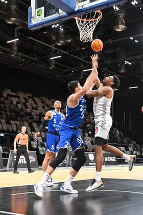 12.12.2021 - Basketball - Saison 2021 2022 - 2. Bundesliga Pro-A - 08. Spieltag: Nürnberg Falcons Basketball Club NBC - VFL Sparkassen Stars Bochum - AlSch - Johannes Joos (22, VFL Sparkassen Stars Bochum ) Josh Price (9, Nürnberg Falcons BC NBC )