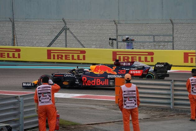 FORMULA 1 ETIHAD AIRWAYS ABU DHABI GRAND PRIX 2021 12.12.2021, Yas Marina Circuit, Abu Dhabi, FORMULA 1 ETIHAD AIRWAYS ABU DHABI GRAND PRIX 2021 , im Bild Überholversuch von Max Verstappen (NEL), Red Bull Racing Honda an Lewis Hamilton (GBR), Mercedes-AMG Petronas Formula One Team