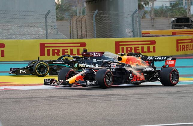 FORMULA 1 ETIHAD AIRWAYS ABU DHABI GRAND PRIX 2021 12.12.2021, Yas Marina Circuit, Abu Dhabi, FORMULA 1 ETIHAD AIRWAYS ABU DHABI GRAND PRIX 2021 , im Bild Überholversuch von Max Verstappen (NEL), Red Bull Racing Honda an Lewis Hamilton (GBR), Mercedes-AMG Petronas Formula One Team