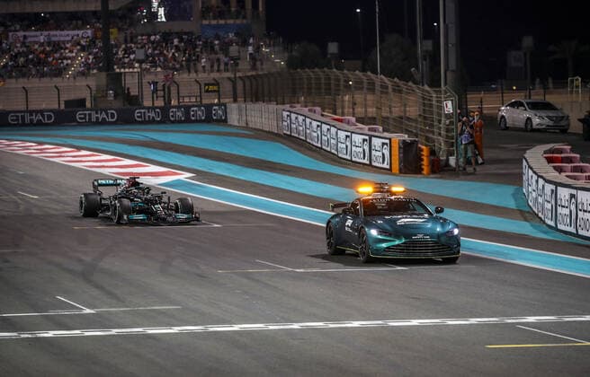44 HAMILTON Lewis (gbr), Mercedes AMG F1 GP W12 E Performance, action, safety car during the Formula 1 Etihad Airways Abu Dhabi Grand Prix 2021, 22th round of the 2021 FIA Formula One World Championship, WM, Weltmeisterschaft from December 10 to 12, 2021 on the Yas Marina Circuit, in Yas Island, Abu Dhabi - F1 - ABU DHABI GRAND PRIX 2021 - RACE DPPI Panoramic  20211212_GOODEN_FG0O0123