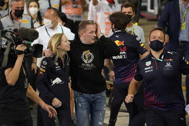 FORMULA 1 ETIHAD AIRWAYS ABU DHABI GRAND PRIX 2021 12.12.2021, Yas Marina Circuit, Abu Dhabi, FORMULA 1 ETIHAD AIRWAYS ABU DHABI GRAND PRIX 2021 , im Bild Vater Jos Verstappen jubelt über den Weltmeistertitel seines Sohnes von Max Verstappen (NEL), Red Bull Racing Honda.