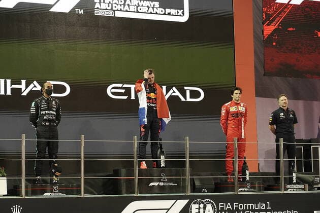 FORMULA 1 ETIHAD AIRWAYS ABU DHABI GRAND PRIX 2021 12.12.2021, Yas Marina Circuit, Abu Dhabi, FORMULA 1 ETIHAD AIRWAYS ABU DHABI GRAND PRIX 2021 , im Bild Podium: Weltmeister Max Verstappen (NEL), Red Bull Racing Honda, Lewis Hamilton (GBR), Mercedes-AMG Petronas Formula One Team, Carlos Sainz Jr. (ESP), Scuderia Ferrari Mission Winnow