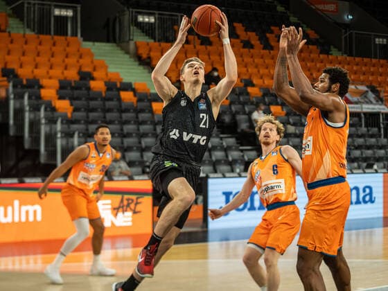 Justus Hollatz (Hamburg Towers, 21) zieht zum Korb, Ratiopharm Ulm vs. Hamburg Towers, easycredit 1. Bundesliga, Basketball, Herren, 12.12.2021 Ratiopharm Ulm vs. Hamburg Towers, easycredit 1. Bundesliga, Basketball, Herren, 12.12.2021 Neu-Ulm Copyright: xMichaelxSchmidt Eibner-Pressefotx EP_MST