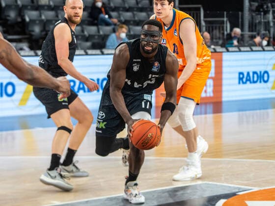 Eddy Edigin (Hamburg Towers, 17) zieht zum Korb, Ratiopharm Ulm vs. Hamburg Towers, easycredit 1. Bundesliga, Basketball, Herren, 12.12.2021 Ratiopharm Ulm vs. Hamburg Towers, easycredit 1. Bundesliga, Basketball, Herren, 12.12.2021 Neu-Ulm Copyright: xMichaelxSchmidt Eibner-Pressefotx EP_MST