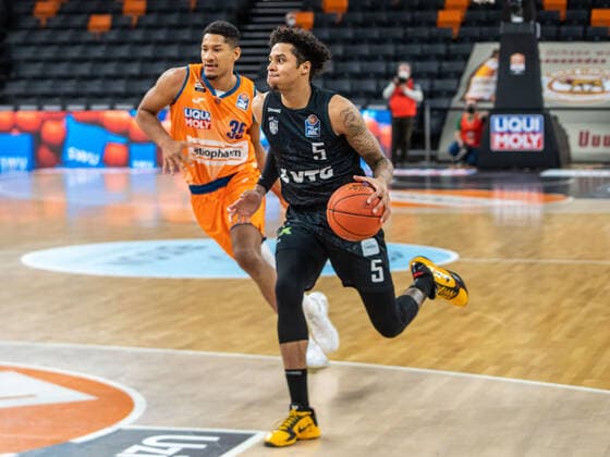 Caleb Homesley (Hamburg Towers, 05) ist zu schnell fuer Karim Jallow (Ratiopharm Ulm, 35), Ratiopharm Ulm vs. Hamburg Towers, easycredit 1. Bundesliga, Basketball, Herren, 12.12.2021 Ratiopharm Ulm vs. Hamburg Towers, easycredit 1. Bundesliga, Basketball, Herren, 12.12.2021 Neu-Ulm Copyright: xMichaelxSchmidt Eibner-Pressefotx EP_MST