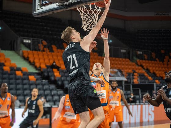 Korbleger von Justus Hollatz (Hamburg Towers, 21), Ratiopharm Ulm vs. Hamburg Towers, easycredit 1. Bundesliga, Basketball, Herren, 12.12.2021 Ratiopharm Ulm vs. Hamburg Towers, easycredit 1. Bundesliga, Basketball, Herren, 12.12.2021 Neu-Ulm Copyright: xMichaelxSchmidt Eibner-Pressefotx EP_MST