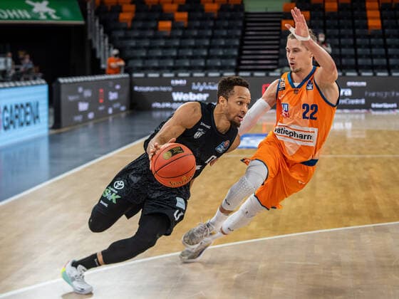 Jaylor Brown (Hamburg Towers, 00) mit Tempo gegen Thomas Klepeisz (Ratiopharm Ulm, 22), Ratiopharm Ulm vs. Hamburg Towers, easycredit 1. Bundesliga, Basketball, Herren, 12.12.2021 Ratiopharm Ulm vs. Hamburg Towers, easycredit 1. Bundesliga, Basketball, Herren, 12.12.2021 Neu-Ulm Copyright: xMichaelxSchmidt Eibner-Pressefotx EP_MST
