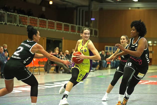GSD zje123 Basketball Bundesliga Frauen Medical Instinct Veilchen BG74 - Rheinland Lions Göttingens Kristyna Barabencova (am Ball) gegen Rheinlands Taylor Wurtz (links) und Brianna Rollerson