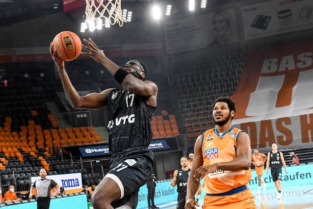 GER, BBL, ratiopharm ulm vs Hamburg Towers 12.12.2021, ratiopharm arena, Neu-Ulm, GER, BBL, ratiopharm ulm vs Hamburg Towers, im Bild Eddy Edigin (Hamburg, 17) setzt sich gegen Cristiano Felicio (Ulm, 1) durch