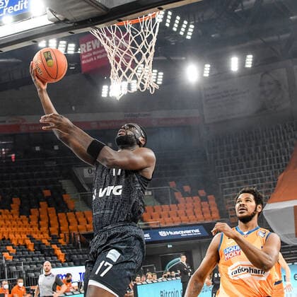 GER, BBL, ratiopharm ulm vs Hamburg Towers 12.12.2021, ratiopharm arena, Neu-Ulm, GER, BBL, ratiopharm ulm vs Hamburg Towers, im Bild Eddy Edigin (Hamburg, 17) setzt sich gegen Cristiano Felicio (Ulm, 1) durch