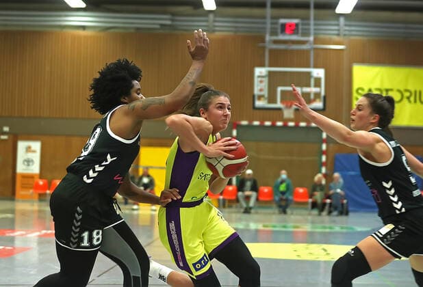 GSD zje123 Basketball Bundesliga Frauen Medical Instinct Veilchen BG74 - Rheinland Lions Göttingens Marei Reichert (am Ball) gegen Rheinlands Brianna Rollerson (links) und Rowena Jongeling