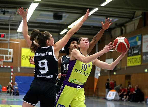 GSD zje123 Basketball Bundesliga Frauen Medical Instinct Veilchen BG74 - Rheinland Lions Göttingens Vasiliki Karambasta (am Ball) gegen Rheinlands Rowena Jongeling (links) und Brianna Rollerson