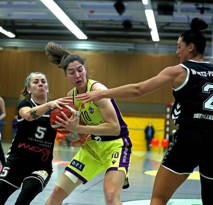 GSD zje123 Basketball Bundesliga Frauen Medical Instinct Veilchen BG74 - Rheinland Lions Göttingens Vasiliki Karambasta (am Ball) gegen Rheinlands Joce Smith (links) und Taylor Wurtz