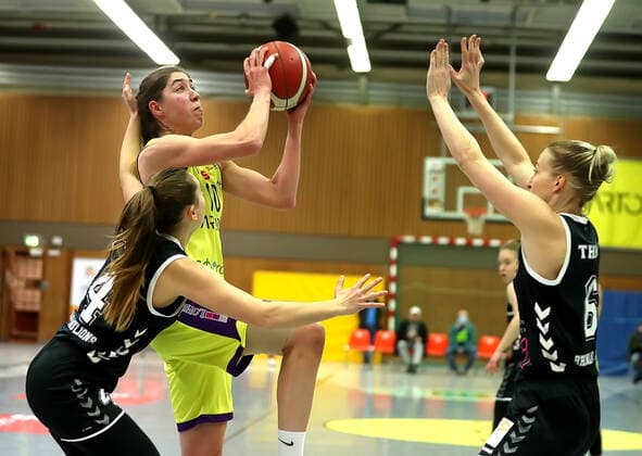 GSD zje123 Basketball Bundesliga Frauen Medical Instinct Veilchen BG74 - Rheinland Lions Göttingens Vasiliki Karambasta (am Ball) gegen Rheinlands Andela Maric (links) und Birte Thimm