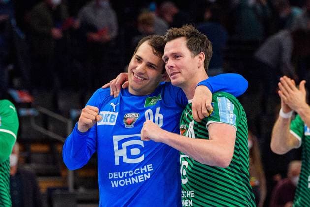 Sport Bilder des Tages Die Fuechse siegen - freude bei v.l. Dejan Milosavljev - 96 Fuechse, Hans Lindberg - 18 Fuechse, Fuechse Berlin vs HSV, 12.12.2021, Liqui Moly - Handball 1 Bundesliga, Saison 2021 2022, Maenner, in der Max Schmeling Halle, GER, Berlin, 12.12.2021, 1. BL - HBL, Fuechse Berlin vs HSV Berlin Copyright: xEibner-Pressefoto UwexKochx EP_UKH