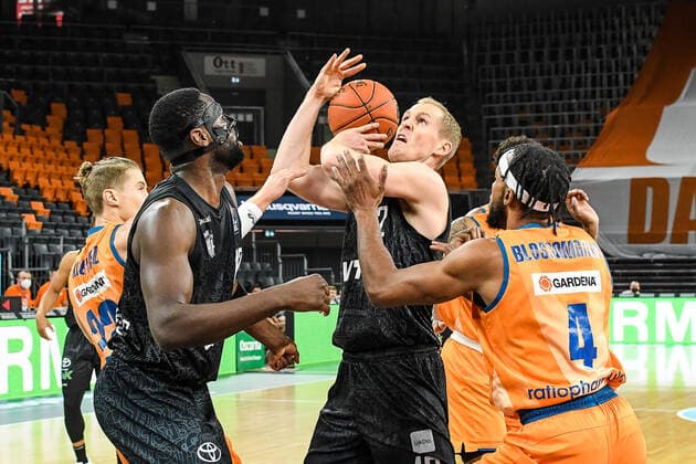 GER, BBL, ratiopharm ulm vs Hamburg Towers 12.12.2021, ratiopharm arena, Neu-Ulm, GER, BBL, ratiopharm ulm vs Hamburg Towers, im Bild Thomas Klepeisz (Ulm, 22), Eddy Edigin (Hamburg, 17), Seth Hinrichs (Hamburg, 12) kann den Rebound nicht kontrollieren, Jaron Blossomgame (Ulm, 4)