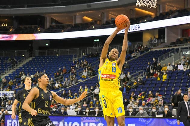 12.12.2021, xlakx, Basketball BBL Bundesliga, Alba Berlin - FC Bayern Muenchen emspor, v.l. Jason George (FC Bayern Muenchen No.12),Louis Olinde (Alba Berlin No.19) Berlin