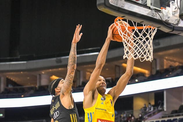 12.12.2021, xlakx, Basketball BBL Bundesliga, Alba Berlin - FC Bayern Muenchen emspor, v.l.Nick Weiler-Babb (FC Bayern Muenchen No.0),Louis Olinde (Alba Berlin No.19) Berlin