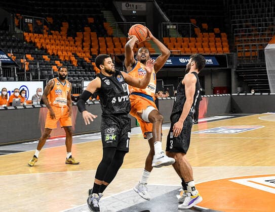 GER, BBL, ratiopharm ulm vs Hamburg Towers 12.12.2021, ratiopharm arena, Neu-Ulm, GER, BBL, ratiopharm ulm vs Hamburg Towers, im Bild Semaj Christon (Ulm, 0) setzt sich gegen Ray McCallum (Hamburg, 10) und Max Dileo (Hamburg, 3) durch