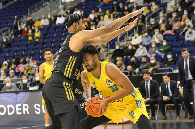 12.12.2021, xlakx, Basketball BBL Bundesliga, Alba Berlin - FC Bayern Muenchen emspor, v.l.Nick Weiler-Babb (FC Bayern Muenchen No.0),Johannes Thiemann (Alba Berlin No.32) Berlin