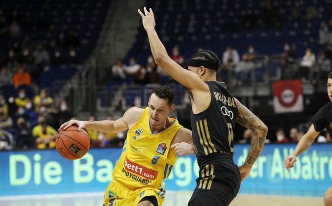 Marcus Eriksson, Nick Weiler Babb Aktion Spielszene Zweikampf Basketball BBL Bundesliga Herren Saison 2021 2022 12.12.2021 ALBA Berlin vs. FC Bayern München