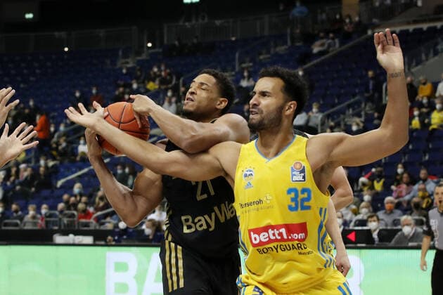 Augustine Rubit, Johannes Thiemann Aktion Spielszene Zweikampf Basketball BBL Bundesliga Herren Saison 2021 2022 12.12.2021 ALBA Berlin vs. FC Bayern München