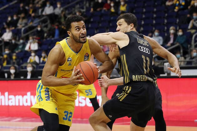 Johannes Thiemann, Vladimir Lucic Aktion Spielszene Zweikampf Basketball BBL Bundesliga Herren Saison 2021 2022 12.12.2021 ALBA Berlin vs. FC Bayern München