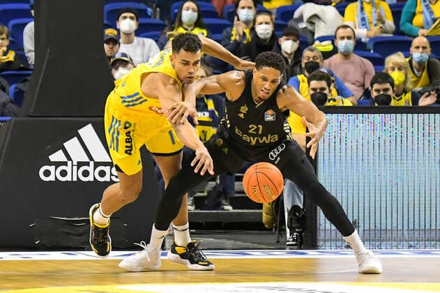 Sport Bilder des Tages 12.12.2021, xlakx, Basketball BBL Bundesliga, Alba Berlin - FC Bayern Muenchen emspor, v.l.Oscar Da Silva (Alba Berlin No.1),Augustine Rubit (FC Bayern Muenchen No.21) Berlin