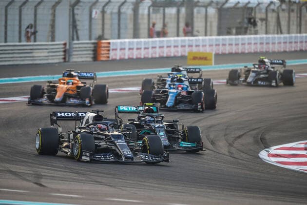 22 TSUNODA Yuki (jap), Scuderia AlphaTauri Honda AT02, action and 77 BOTTAS Valtteri (fin), Mercedes AMG F1 GP W12 E Performance during the Formula 1 Etihad Airways Abu Dhabi Grand Prix 2021, 22th round of the 2021 FIA Formula One World Championship, WM, Weltmeisterschaft from December 10 to 12, 2021 on the Yas Marina Circuit, in Yas Island, Abu Dhabi - F1 - ABU DHABI GRAND PRIX 2021 - RACE DPPI Panoramic  20211212_GOODEN_FGO00564