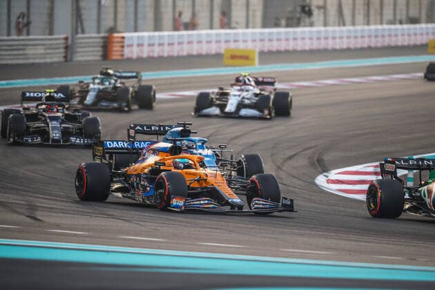 03 RICCIARDO Daniel (aus), McLaren MCL35M, action during the Formula 1 Etihad Airways Abu Dhabi Grand Prix 2021, 22th round of the 2021 FIA Formula One World Championship, WM, Weltmeisterschaft from December 10 to 12, 2021 on the Yas Marina Circuit, in Yas Island, Abu Dhabi - F1 - ABU DHABI GRAND PRIX 2021 - RACE DPPI Panoramic  20211212_GOODEN_FGO00569