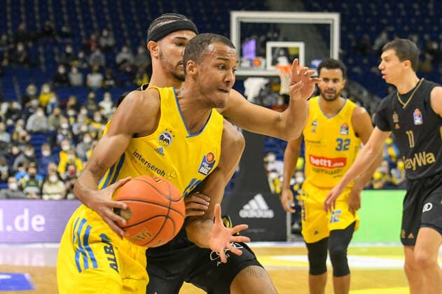 12.12.2021, xlakx, Basketball BBL Bundesliga, Alba Berlin - FC Bayern Muenchen emspor, v.l.Louis Olinde (Alba Berlin No.19),Nick Weiler-Babb (FC Bayern Muenchen No.0) Berlin