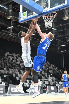 12.12.2021 - Basketball - Saison 2021 2022 - 2. Bundesliga Pro-A - 08. Spieltag: Nürnberg Falcons Basketball Club NBC - VFL Sparkassen Stars Bochum - AlSch - Björn Rohwer (27, VFL Sparkassen Stars Bochum ) Josh Price (9, Nürnberg Falcons BC NBC )