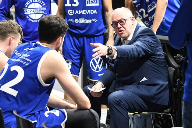 12.12.2021 - Basketball - Saison 2021 2022 - 2. Bundesliga Pro-A - 08. Spieltag: Nürnberg Falcons Basketball Club NBC - VFL Sparkassen Stars Bochum - AlSch - Felix Banobre ( Trainer Headcoach VFL Sparkassen Stars Bochum ) zeigt an gestikuliert dirigiert gibt Anweisungen