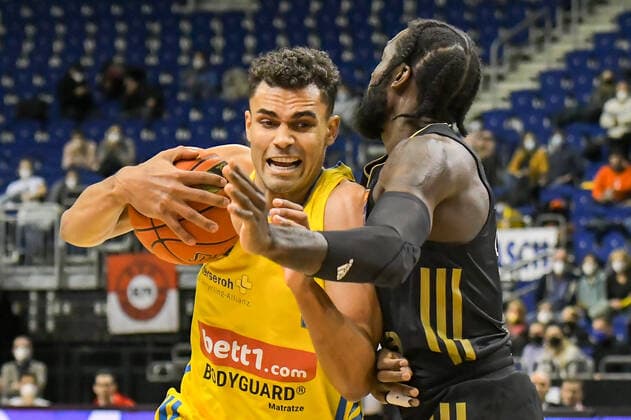12.12.2021, xlakx, Basketball BBL Bundesliga, Alba Berlin - FC Bayern Muenchen emspor, v.l.Oscar Da Silva (Alba Berlin No.1),Othello Hunter (FC Bayern Muenchen No.8) Berlin