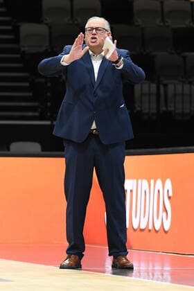 12.12.2021 - Basketball - Saison 2021 2022 - 2. Bundesliga Pro-A - 08. Spieltag: Nürnberg Falcons Basketball Club NBC - VFL Sparkassen Stars Bochum - AlSch - Felix Banobre ( Trainer Headcoach VFL Sparkassen Stars Bochum ) zeigt an gestikuliert dirigiert gibt Anweisungen