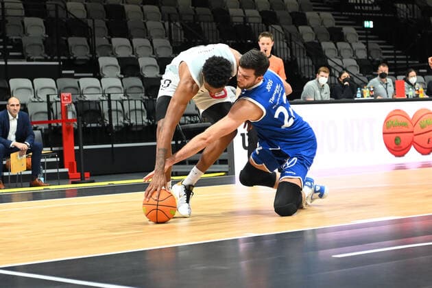 12.12.2021 - Basketball - Saison 2021 2022 - 2. Bundesliga Pro-A - 08. Spieltag: Nürnberg Falcons Basketball Club NBC - VFL Sparkassen Stars Bochum - AlSch - Johannes Joos (22, VFL Sparkassen Stars Bochum ) Josh Price (9, Nürnberg Falcons BC NBC )